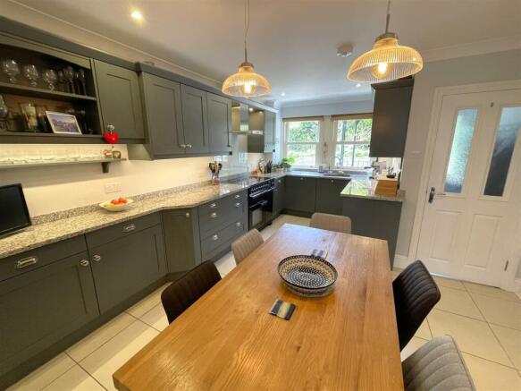 Kitchen 2.jpg