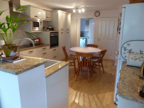 KITCHEN/BREAKFAST