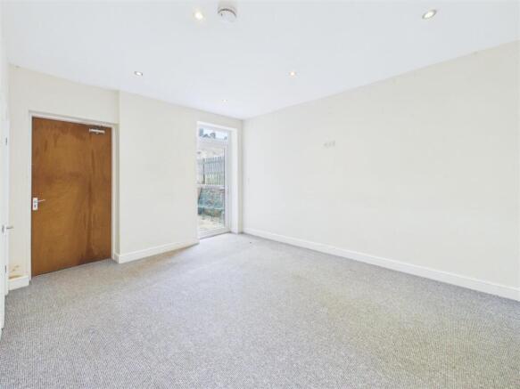 6 bed Semi-Detached for sale Image 12
