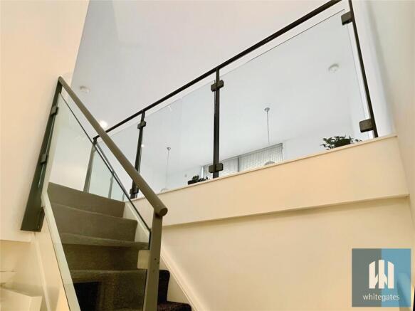 2 bed Penthouse to rent Image 5