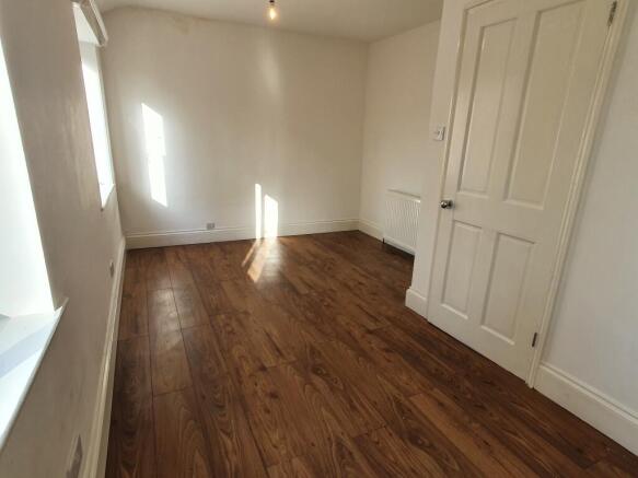2 bed House to rent Image 5