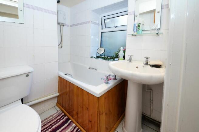 LOWER GROUND FAMILY BATHROOM