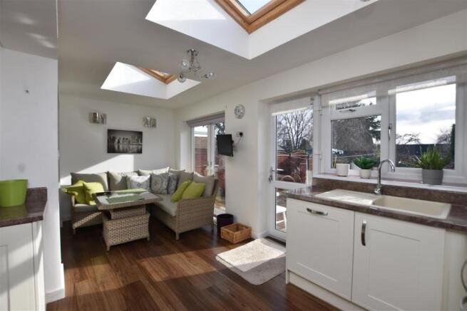 'L' SHAPED LIVING DINING KITCHEN