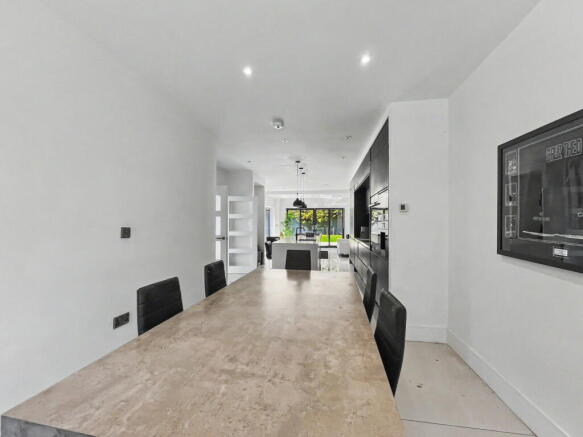 5 bed Detached for sale Image 8