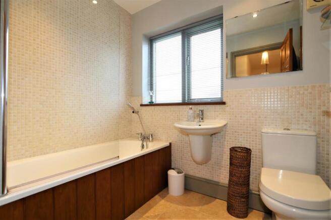 STYLISH FAMILY BATHROOM