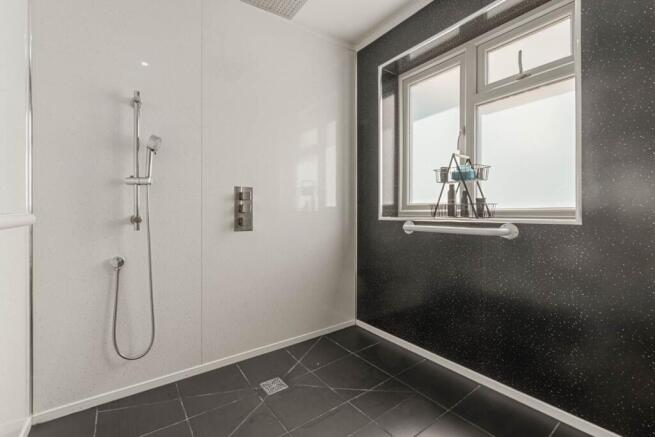 5 bed Detached for sale Image 10