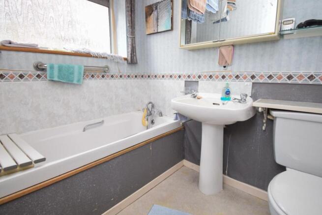 Bathroom (ground flo