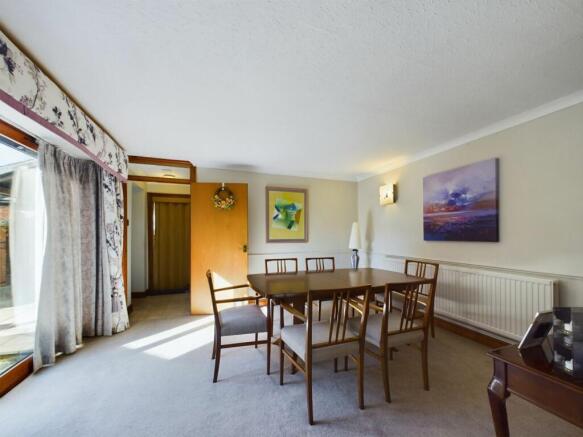 LOUNGE/DINING ROOM