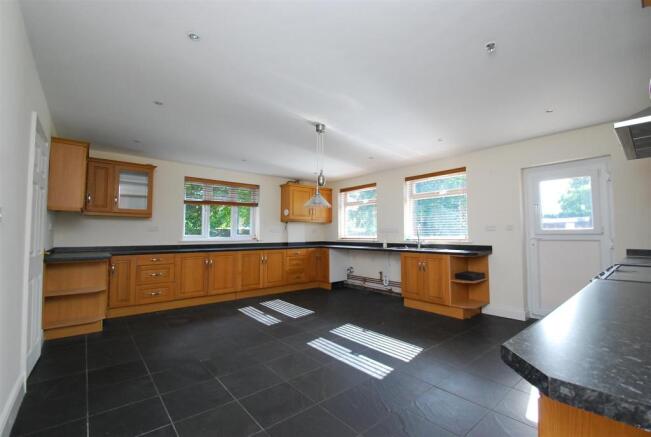 KITCHEN/DINING ROOM