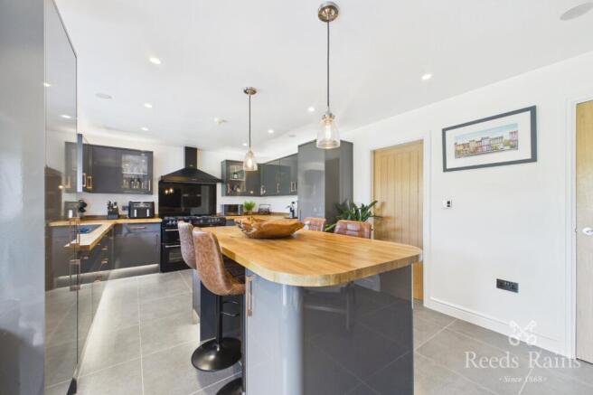4 bed Detached for sale Image 9