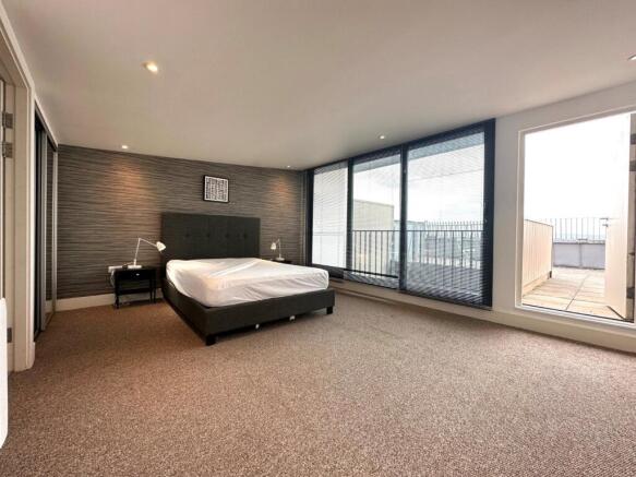 2 bed Penthouse to rent Image 10