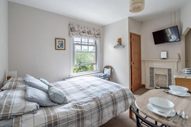 5 bed Detached for sale Image 10