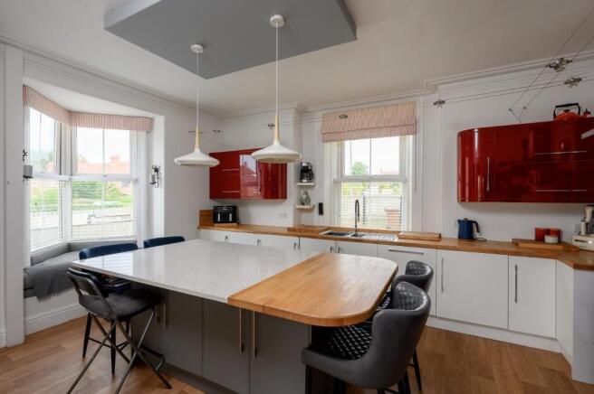 4 bed House for sale Image 4