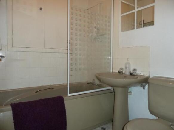 13 Northfiled Place - 2nd Right - Shower Bathroom