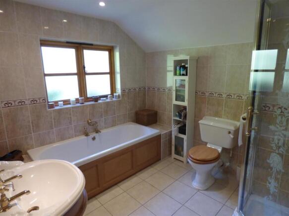 Main Bathroom.JPG