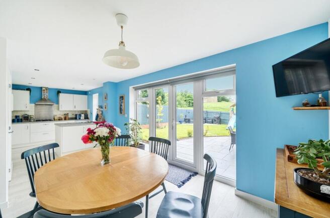 4 bed Detached to rent Image 5