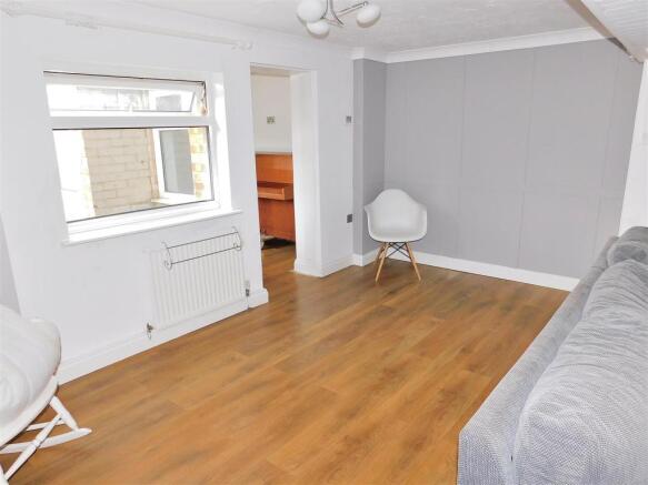 LIVING ROOM 4.JPG