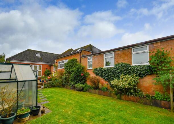 10 Crockington Close-11.jpg