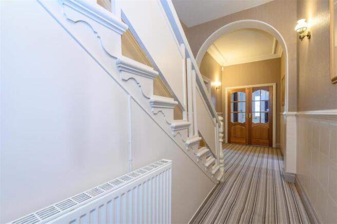 5 bed Detached for sale Image 9