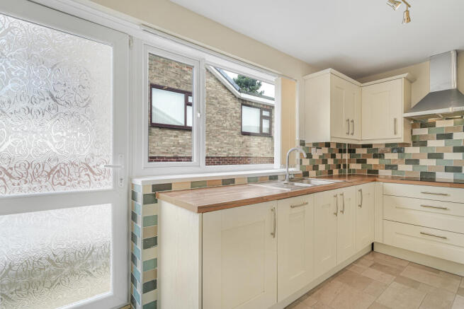 2 bed Semi-Detached Bungalow to rent Image 4