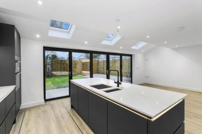 5 bed Detached for sale Image 11