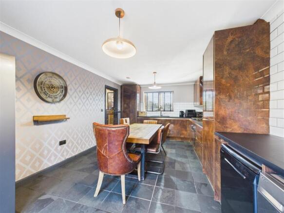 4 bed Detached for sale Image 6