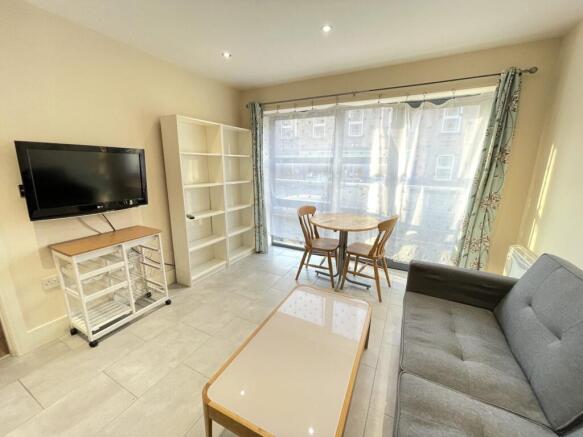 2 bed Apartment to rent Image 11