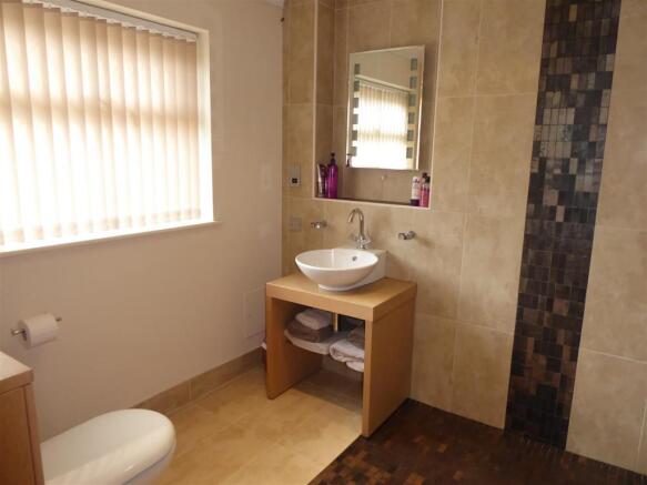 EN SUITE SHOWER ROOM