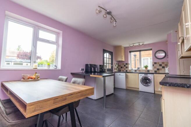 KITCHEN/DINING ROOM