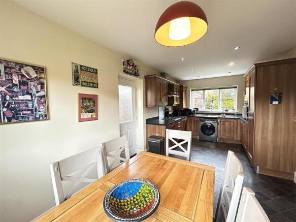 4 bed Detached for sale Image 6
