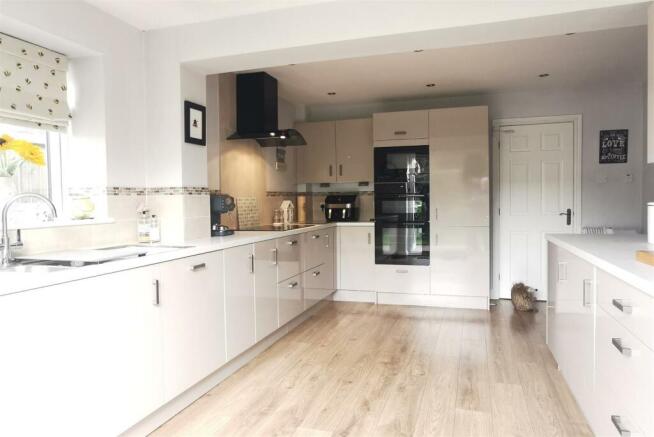 8 Meadow Walk 1.jpg