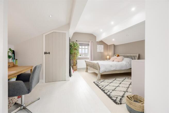 4 bed House for sale Image 12