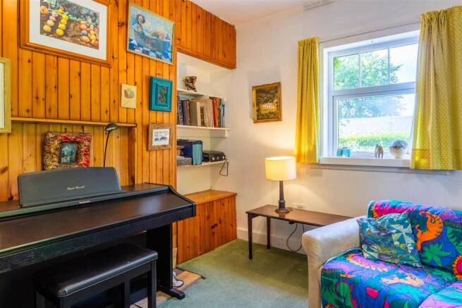 Bedroom 1/ Study