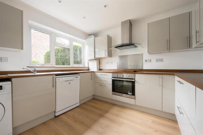 Village Close, E4