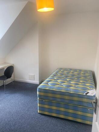 Bright, simply furnished double bedroom with pa...