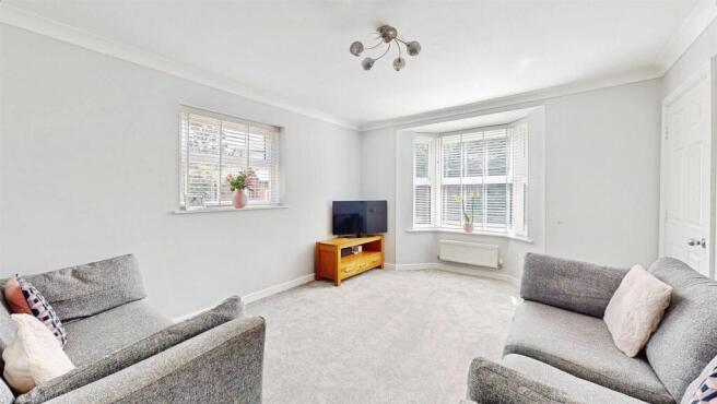 5 bed Detached for sale Image 2