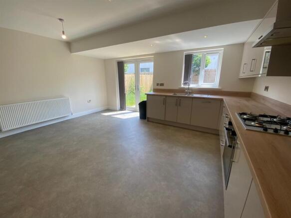 4 bed Semi-Detached to rent Image 6