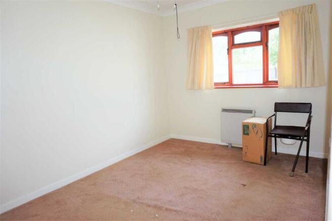 BACK BEDROOM 1 :
