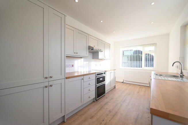 3 bed Semi-Detached Bungalow to rent Image 7
