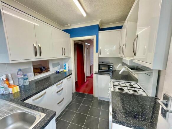 6 Cambridge Drive Kitchen 2.jpg