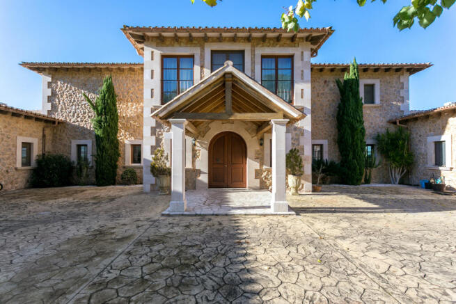 Front view of the finca