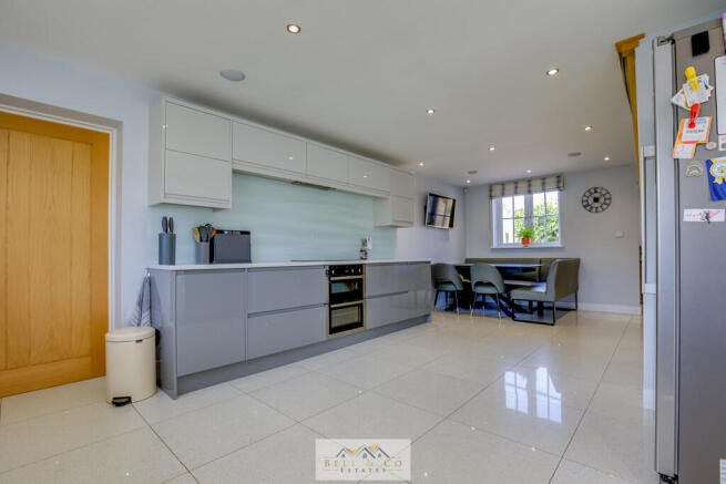 5 bed Detached for sale Image 4