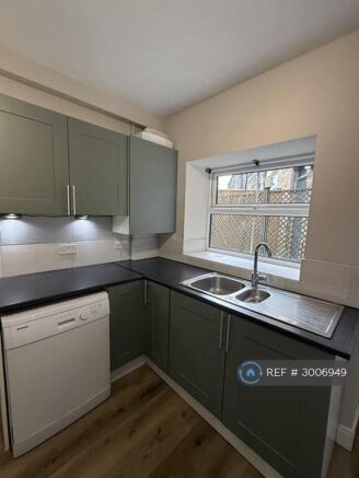 2 bed Terraced to rent Image 6