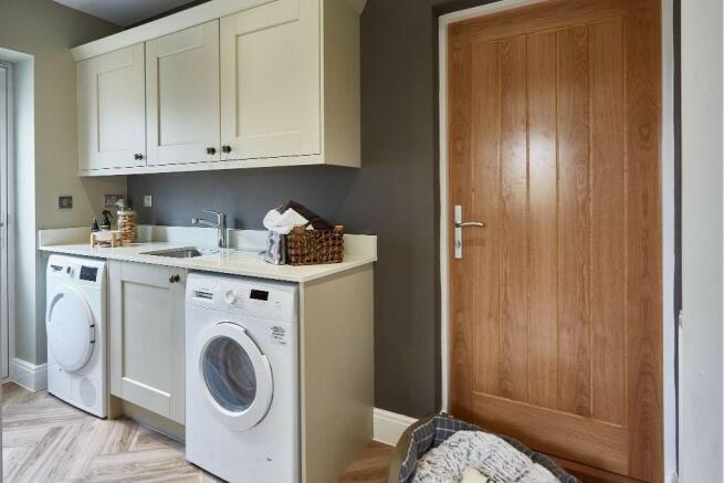 5 bed Detached for sale Image 6