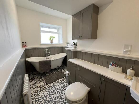 EN-SUITE BATHROOM