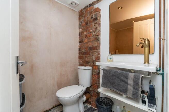 TOILET OFF GARDEN ROOM