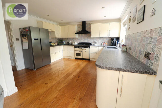 6 bed Detached for sale Image 4