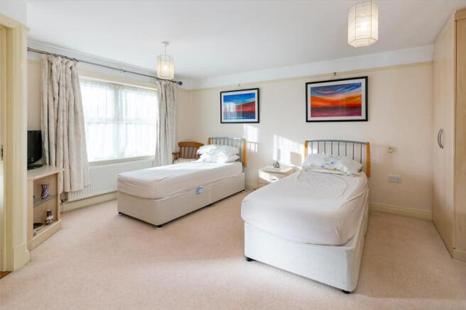 5 bed Detached for sale Image 12