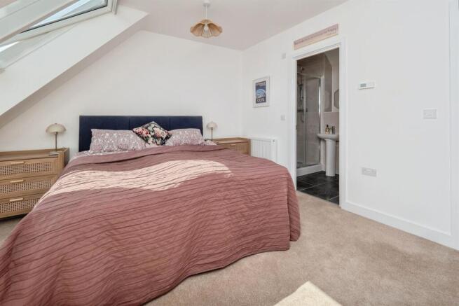 4 bed Semi-Detached for sale Image 9