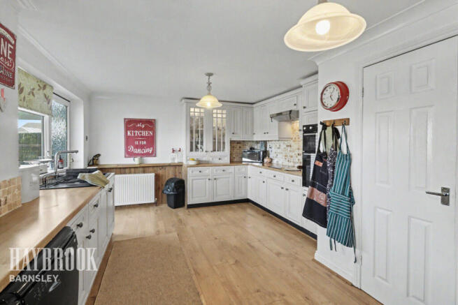 4 bed Detached for sale Image 7